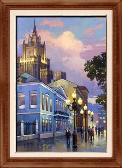 Вечерний Арбат с тёплым светом фонарей на фасаде музея-квартиры Пушкина